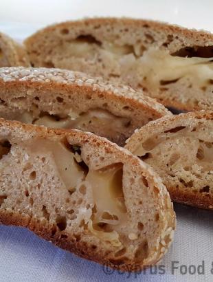 Χαλλουμωτή, Περιστερώνα. Διακρίνονται τα κομμάτια από χαλλούμι. &lt;br/&gt; Πηγή: Στάλω Λαζάρου.