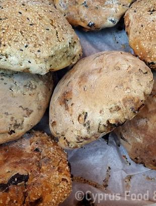 Χαλλουμόπιττες και ελιόπιττες προς πώληση. &lt;br/&gt; Πηγή: Στάλω Λαζάρου.