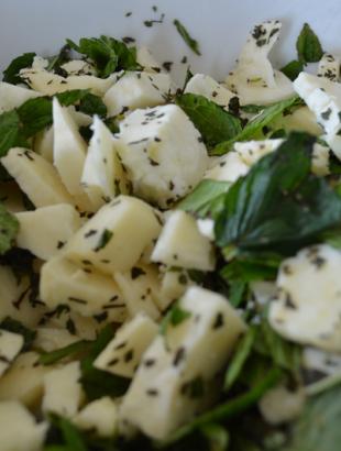 Χαλλούμι και δυόσμος, υλικά για τη χαλλουμόπιττα, Λεμεσός 4/2014. &lt;br/&gt; Πηγή: Δέσπω Κωνσταντίνου.