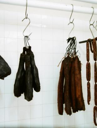 Παραδοσιακά κυπριακά αλλαντικά: χοιρομέρι, λούντζα και λουκάνικα. &lt;br/&gt; Άδεια δημοσίευσης: Υπουργείο Γεωργίας.