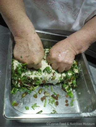 Χορτόπιτα με κόλιανδρο, φρέσκο κρεμμυδάκι και ελιές, στάδιο παρασκευής 2, Λευκωσία 26/3/14.&lt;br/&gt; Πηγή: Κατερίνα Λαζάρου.