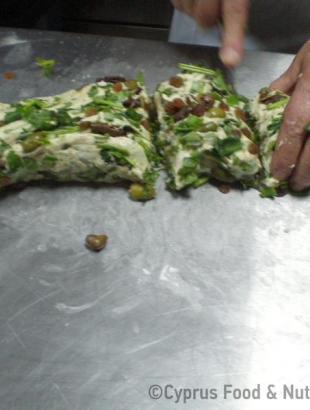 Χορτόπιτα με κόλιανδρο, φρέσκο κρεμμυδάκι και ελιές, στάδιο παρασκευής 3, Λευκωσία 26/3/14.&lt;br/&gt; Πηγή: Κατερίνα Λαζάρου.