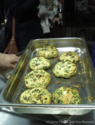 Χορτόπιτα με κόλιανδρο, φρέσκο κρεμμυδάκι και ελιές, στάδιο παρασκευής 5, Λευκωσία 26/3/14.&lt;br/&gt; Πηγή: Κατερίνα Λαζάρου.