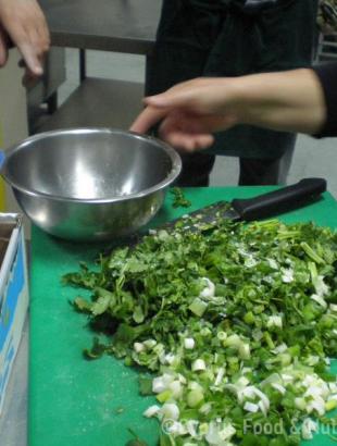 Χορτόπιτα με κόλιανδρο, φρέσκο κρεμμυδάκι και ελιές, στάδιο παρασκευής 1, Λευκωσία 26/3/14.&lt;br/&gt; Πηγή: Κατερίνα Λαζάρου.