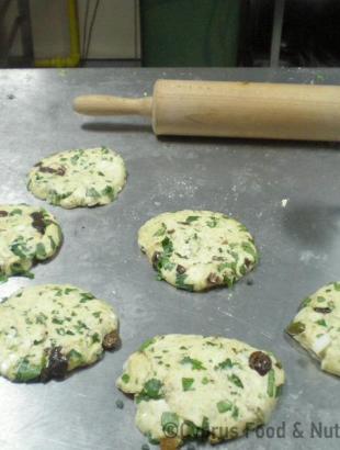 Χορτόπιτα με κόλιανδρο, φρέσκο κρεμμυδάκι και ελιές, στάδιο παρασκευής 4, Λευκωσία 26/3/14.&lt;br/&gt; Πηγή: Κατερίνα Λαζάρου.