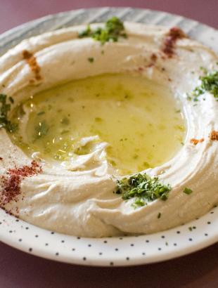 Χούμοι σερβιρισμένοι με πάπρικα, μαϊντανό και ελαιόλαδο.