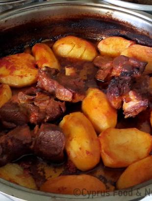 Ψητό με ρίφι (κατσικάκι).