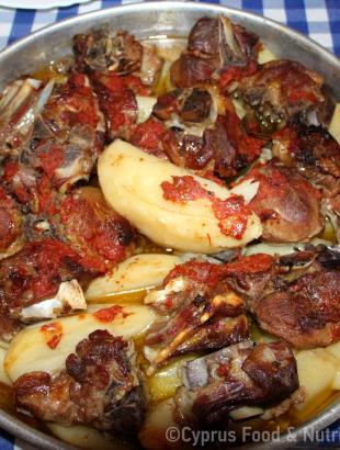 Ψητό με ρίφι (κατσικάκι). Νοστιμίζεται με την προσθήκη ντομάτας.