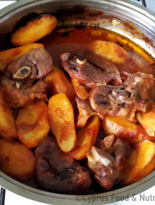 Κατσίκι ψητό με πατάτες.