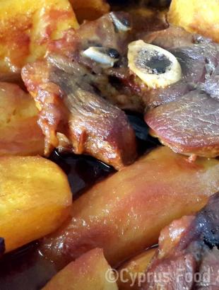 Ψητό κατσίκι με πατάτες.