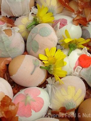 Αυγά έτοιμα για βάψιμο. Οι μαργαρίτες χρησιμοποιούνται για χρώμα και για τη δημιουργία μοτίβων πάνω στα αυγά, με τη μεταφορά του σχήματός τους.