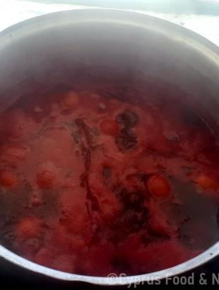 Βράσιμο αυγών και ριζαριού.