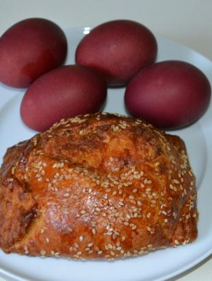 Κόκκινα αυγά και φλαούνες για το Πάσχα, 2014.