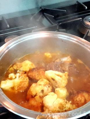 Στο τελικό στάδιο της συνταγής, κρέας και κουνουπίδι ψήνονται μαζί στην κατσαρόλα (Μαγειρεύω Κυπριακά 2015). &lt;br/&gt; Πηγή: Στάλω Λαζάρου.