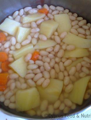 Φασόλια ξεκούνια βραστά, με πατάτες και καρότα.