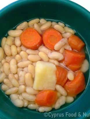 Φασόλια ξεκούνια βραστά με πατάτα και καρότο.