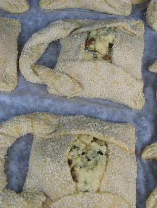 5. Προσθέτουμε και το χερούλι σε κάθε φλαούνα.