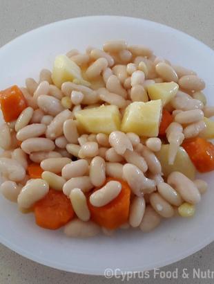 Φασόλια ξεκούνια βραστά με πατάτα και καρότο.