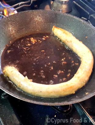 Ψήσιμο του γεμιστού πουμπαριού σε τηγάνι (Μαγειρεύω Κυπριακά 2015).