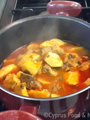 Κολοκάσι γιαχνί με χοιρινό. Ψήσιμο στην κατσαρόλα (Μαγειρεύω Κυπριακά 2015).