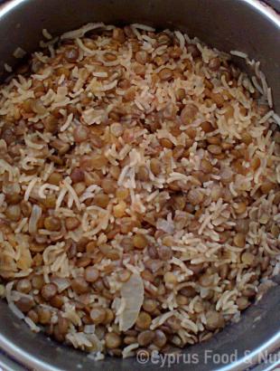 Φακές μουτζιέντρα στην κατσαρόλα.