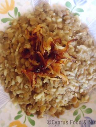 Φακές μουτζιέντρα με τσιγαρισμένο κρεμμύδι.