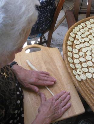 Τα τερτζελλούθκια παρασκευάζονται από λωρίδες ζύμης. &lt;br/&gt; Πηγή: Ιστοσελίδα Facebook.