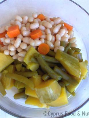 Όσπρια βραστά (φασόλια με καρότα και φασολάκι με γλυκοκόλοκο). &lt;br/&gt; Πηγή: Στάλω Λαζάρου.