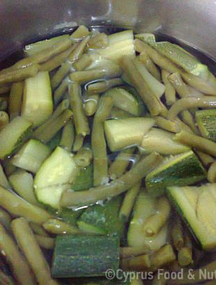 Φασολάκι βραστό με κολοκύθι. &lt;br/&gt; Πηγή: Στάλω Λαζάρου.