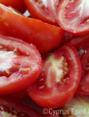 Ντομάτες φρέσκες, κομμένες.