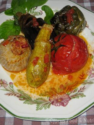 Γεμιστά (ντομάτα, κολοκύθι, μελιτζάνα, πιπεριά και κρεμμύδι) σερβιρισμένα σε πιάτο (Μαγειρεύω Κυπριακά 2013).