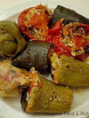 Γεμιστά (ντομάτες, κρεμμύδι, κολοκύθια και πιπεριά) σερβιρισμένα σε πιάτο.