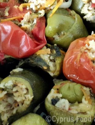 Γεμιστά στο ταψί (ντομάτες, κρεμμύδια, κολοκύθια και πιπεριές).