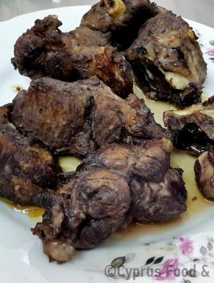 Για την παρασκευή καουρμά, το αρνί πρώτα τηγανίζεται (Μαγειρεύω Κυπριακά 2015).