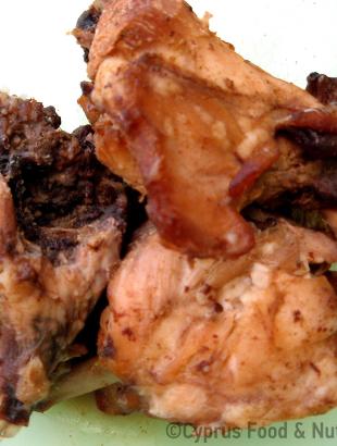 Πριν γίνει αυγοξιθκιά, το κουνέλι ψήνεται στο τηγάνι.