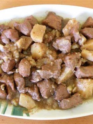 Χοιρινό (αφέλια) με πατάτες, πιάτο παρόμοιο με την κρασάτη τηγανιά.