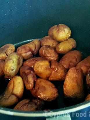 Στη συνέχρια σβήνονται στην κατσαρόλα με κρασί (Μαγειρεύω Κυπριακά 2015).