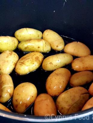 Οι πατάτες αρχικά τηγανίζονται (Μαγειρεύω Κυπριακά 2015).