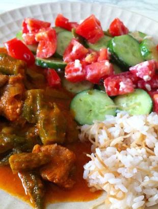 Οι μπάμιες γιαχνί συνδυάζονται ωραία με κρέας.