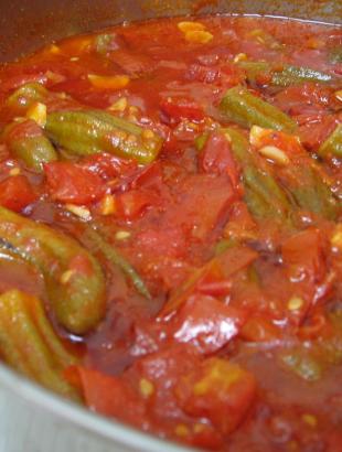 Μπάμιες γιαχνί, κατά το ψήσιμο στην κατσαρόλα.