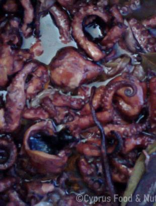 Χταπόδι κρασάτο, με φύλλα αρωματικής δάφνης.