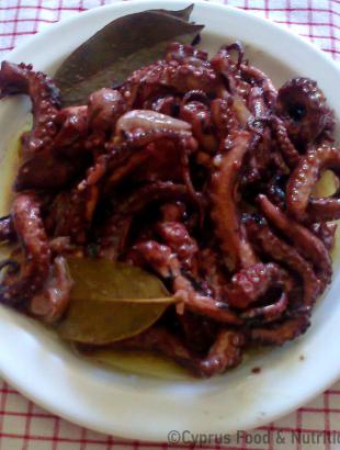 Χταπόδι καθιστό, σερβιρισμένο σε πιάτο.