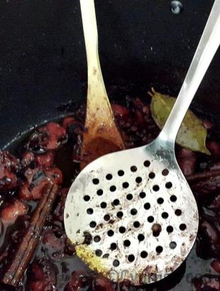 Χταπόδι κρασάτο με κανέλα και δάφνη, κατά το ψήσιμο στην κατσαρόλα (Μαγειρεύω Κυπριακά 2015).