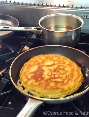 Καϊκανάς στο τηγάνι, με μορφή μεγάλης τηγανίτας (Μαγειρεύω Κυπριακά 2015).