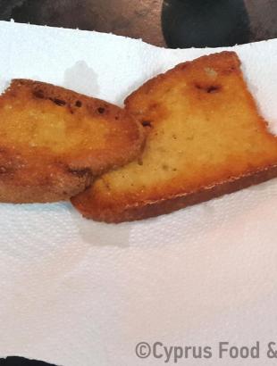 Στέγνωμα των κατσούρων σε απορροφητικό χαρτί (Μαγειρεύω Κυπριακά 2015). &lt;br/&gt; Πηγή: Στάλω Λαζάρου.