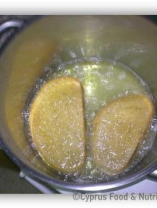 Τηγάνισμα του ψωμιού. &lt;br/&gt; Πηγή: Χριστιάνα Παρπούνα