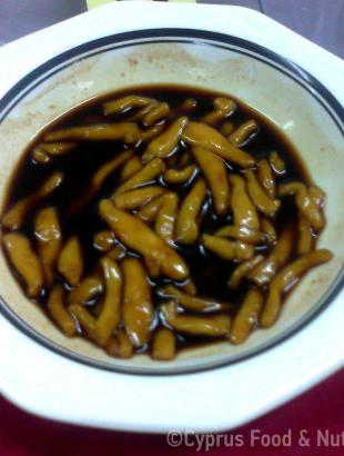 Τερτζιελλούθκια, έδεσμα πολύ παρόμοιο με τα μελωτά. Τα κουλουράκια έχουν κι εδώ σχήμα μακαρονιού (Μαγειρεύω Κυπριακά 2014).