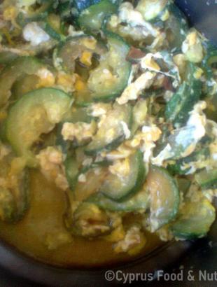 Τηγάνισμα του φαγητού στην κατσαρόλα. &lt;br/&gt; Πηγή: Στάλω Λαζάρου.