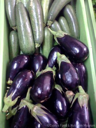 Μελιτζάνες και κολοκυθάκια μαύρα. Λαχανικά της συνταγής. &lt;br/&gt; Πηγη: Στάλω Λαζάρου.