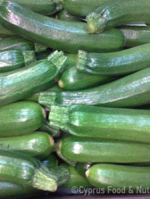 Κολοκυθάκια πράσινα, ένα από τα βασικά υλικά της συνταγής.
